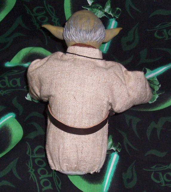 Detail of Sideshow Collectibles Yoda figurine - back