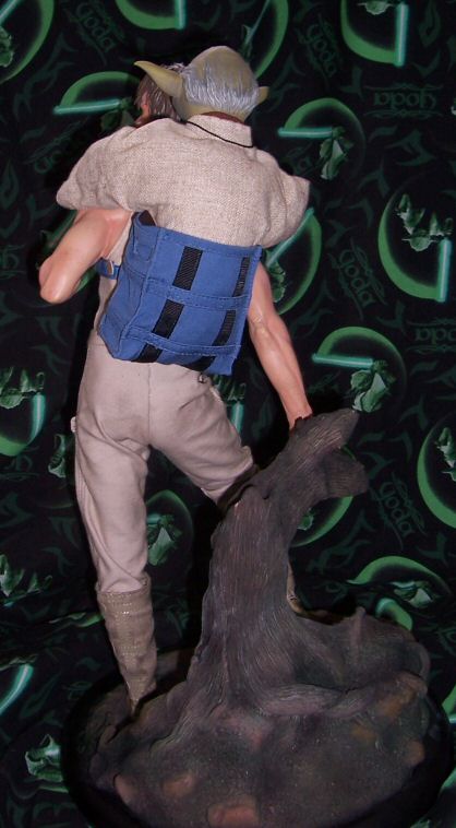 Detail of Sideshow Collectibles Luke/Yoda figurine - back